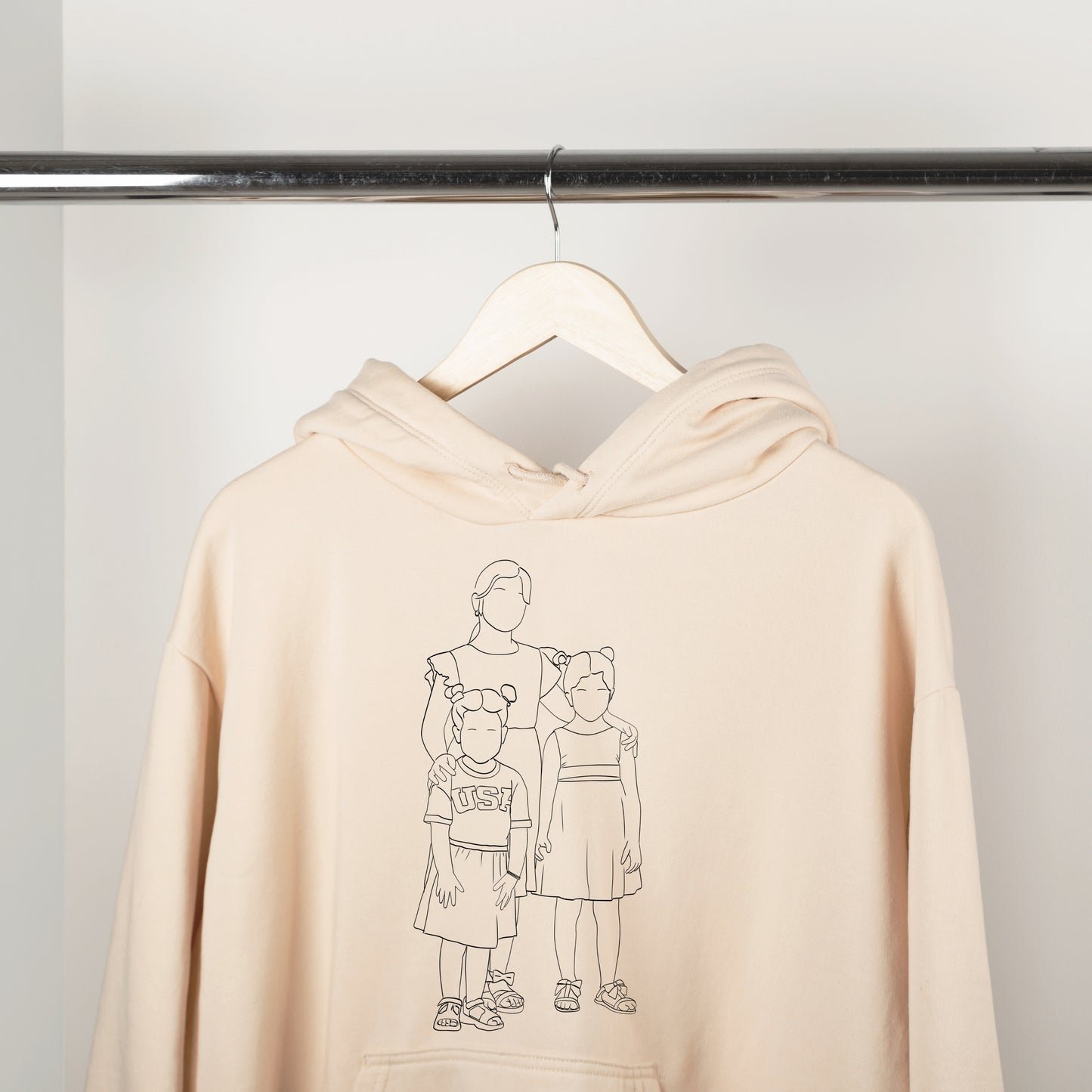 Custom faceless portrait hoodie, personalized Christmas gift sweatshirt for family or couple.
Personalized hoodie with family illustration, cozy holiday gift idea for mom or partner.