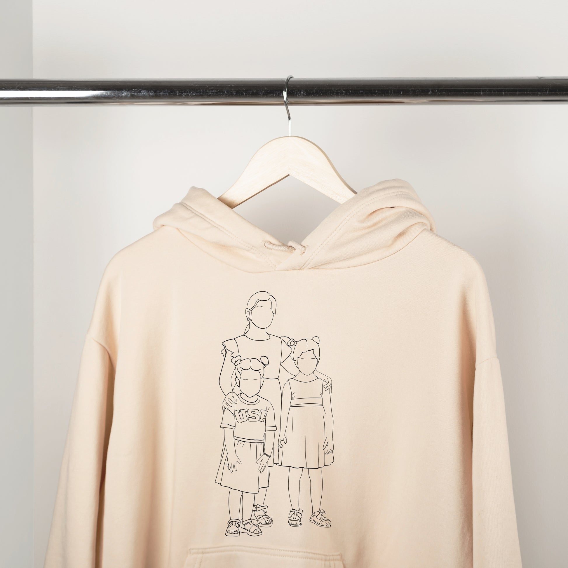 Custom faceless portrait hoodie, personalized Christmas gift sweatshirt for family or couple.
Personalized hoodie with family illustration, cozy holiday gift idea for mom or partner.